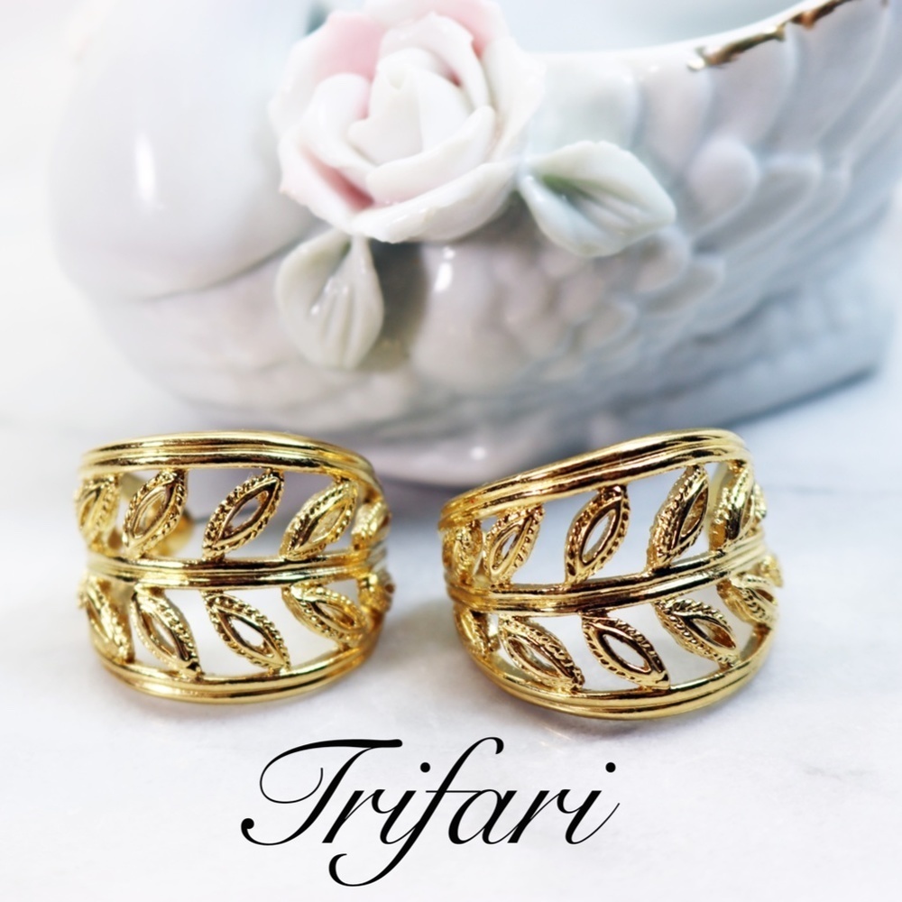 Vintage Trifari Gold Crescent Hoop Leaf Earrings - Picture 3 of 16